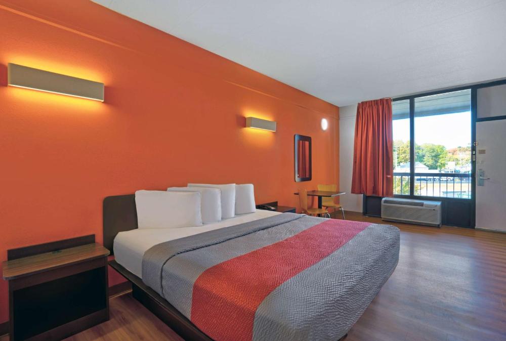 King Room - Non-Smoking interior